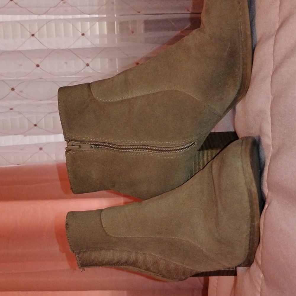 Tan Ankle Boots with Chunky Heel and Zipper Closure